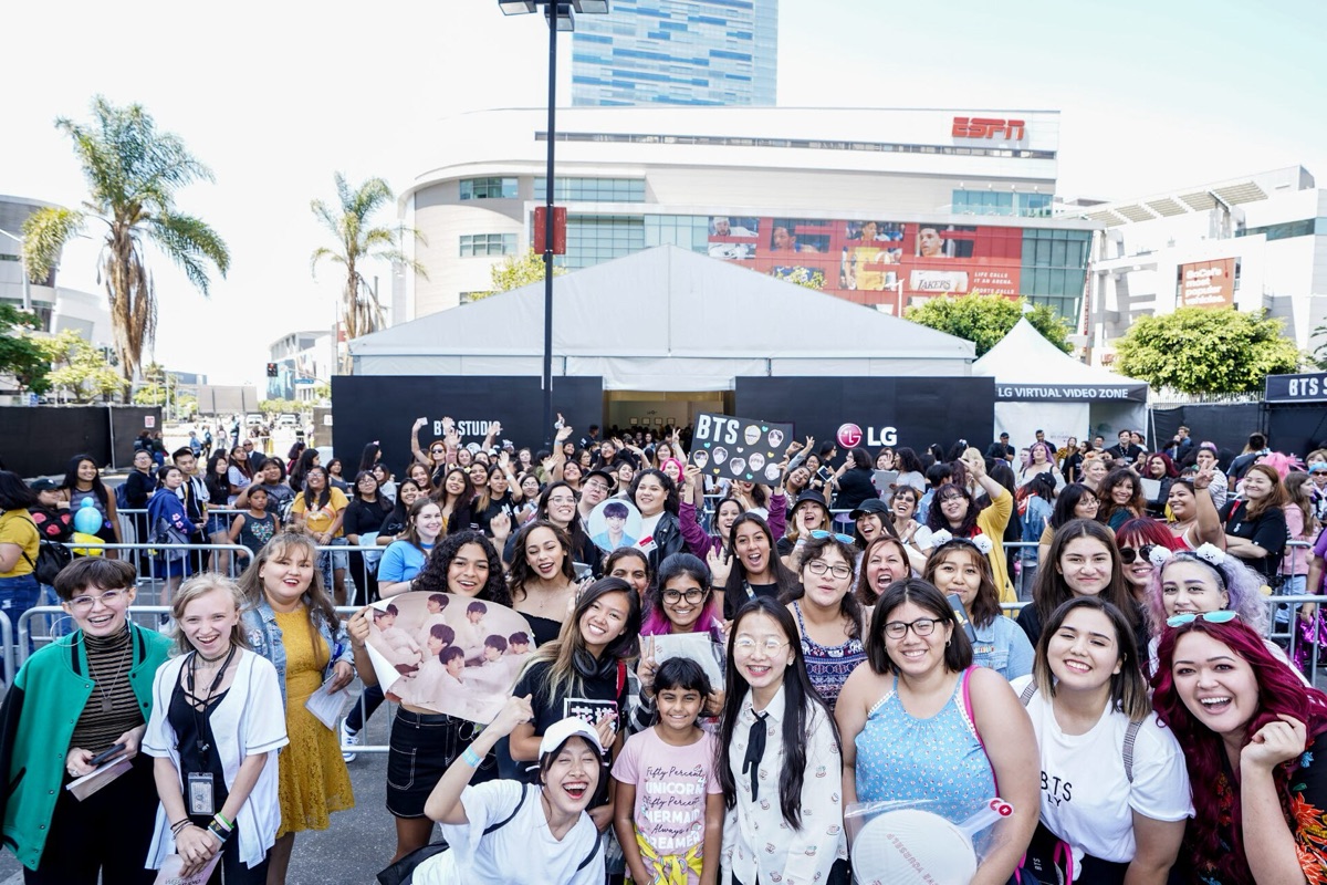 Paisaje de un concierto de BTS con fans danzando