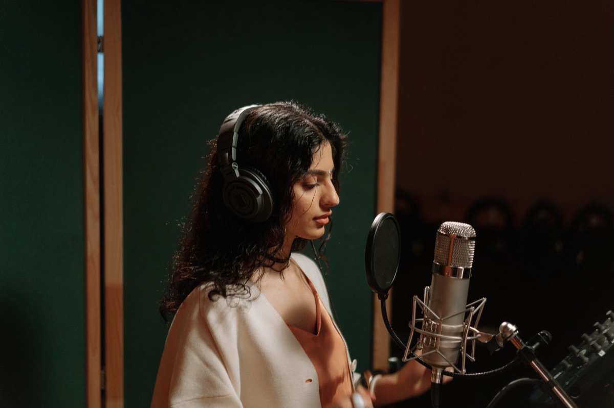 K-pop idol en estudio con equipo de grabación