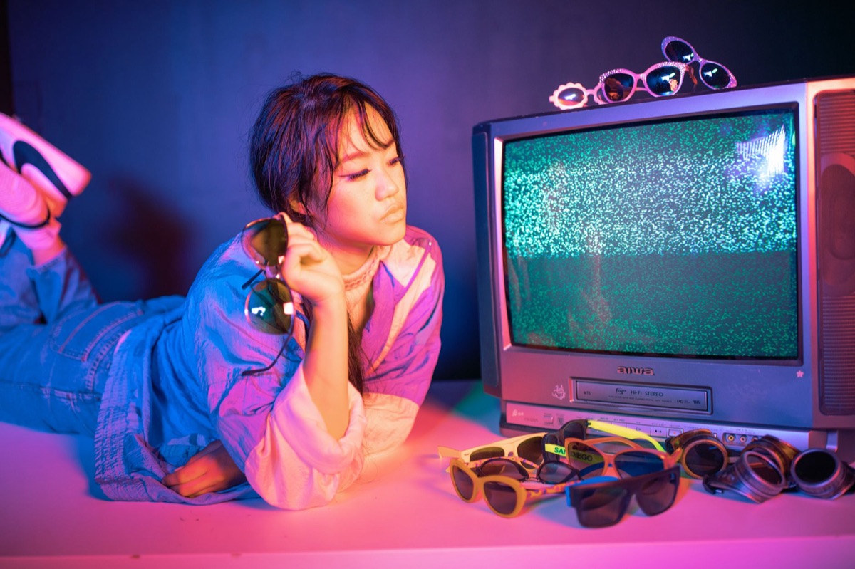 Copertina di un giornale che mostra un K-pop star in un'interverno