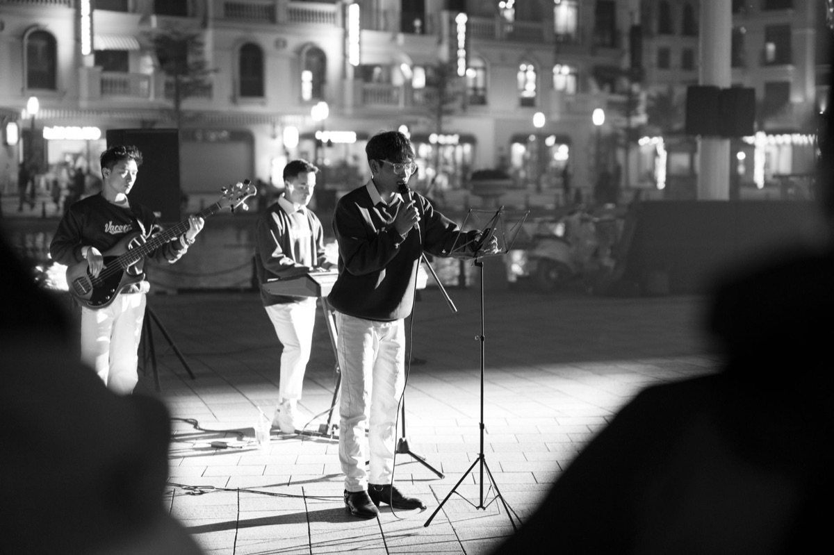 Bastoncino luminoso, biglietto concerto, microfono schiumato