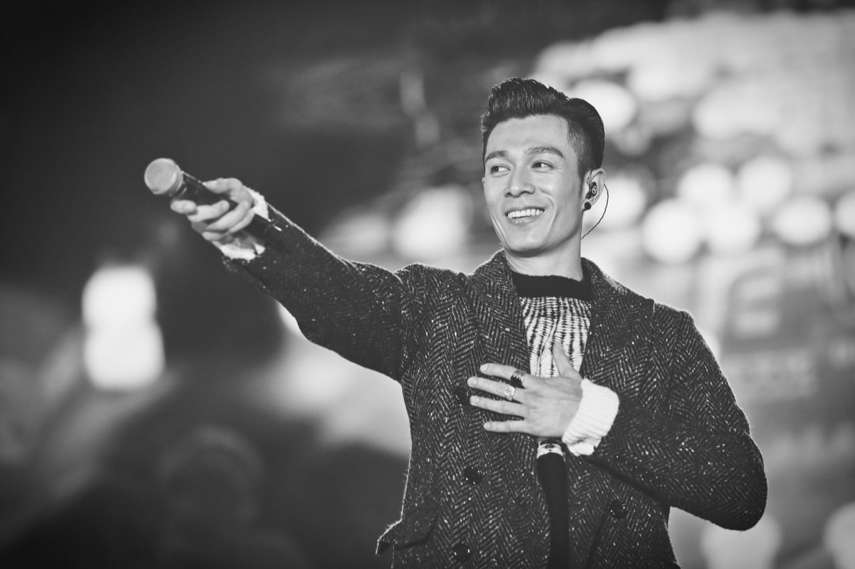 Big Bang at Seoul Music Awards with trophy and audience