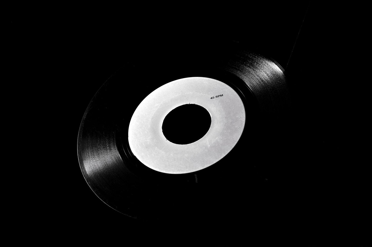 Vinilo negro brillante con nombre del artista grabado