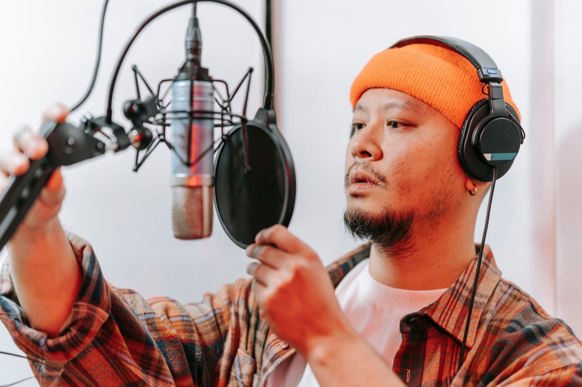 artiste en studio avec casques