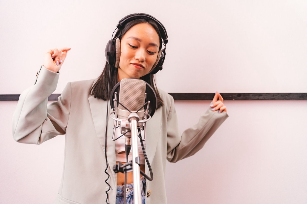 Artista K-pop con microfono