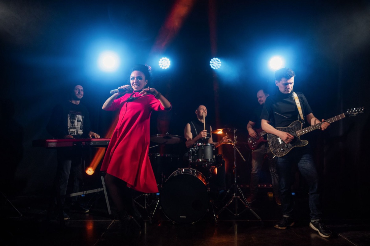 Artiste K-pop en performance sur scène avec un public international