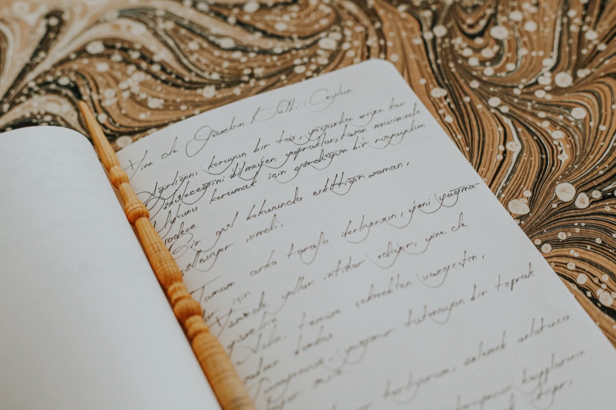 libro de letras con escritura manuscrita