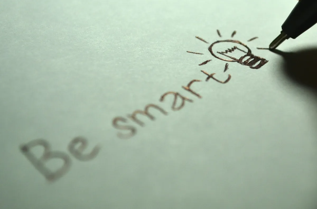 smart, be smart, clever, mindset, bulb, light, bright, write, draw, symbol, icon, success, attitude, message, think, positive thinking, mind, thinking, inspirat