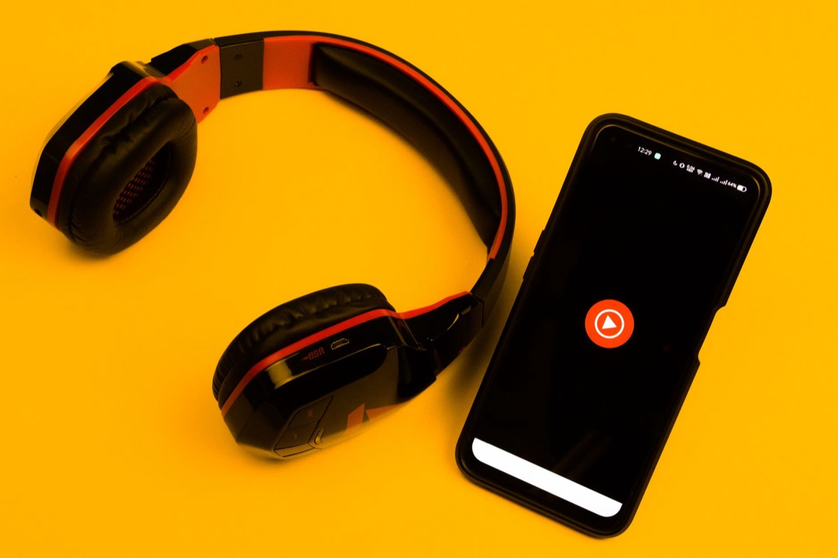 Smartphone mit Musik-Streaming-App