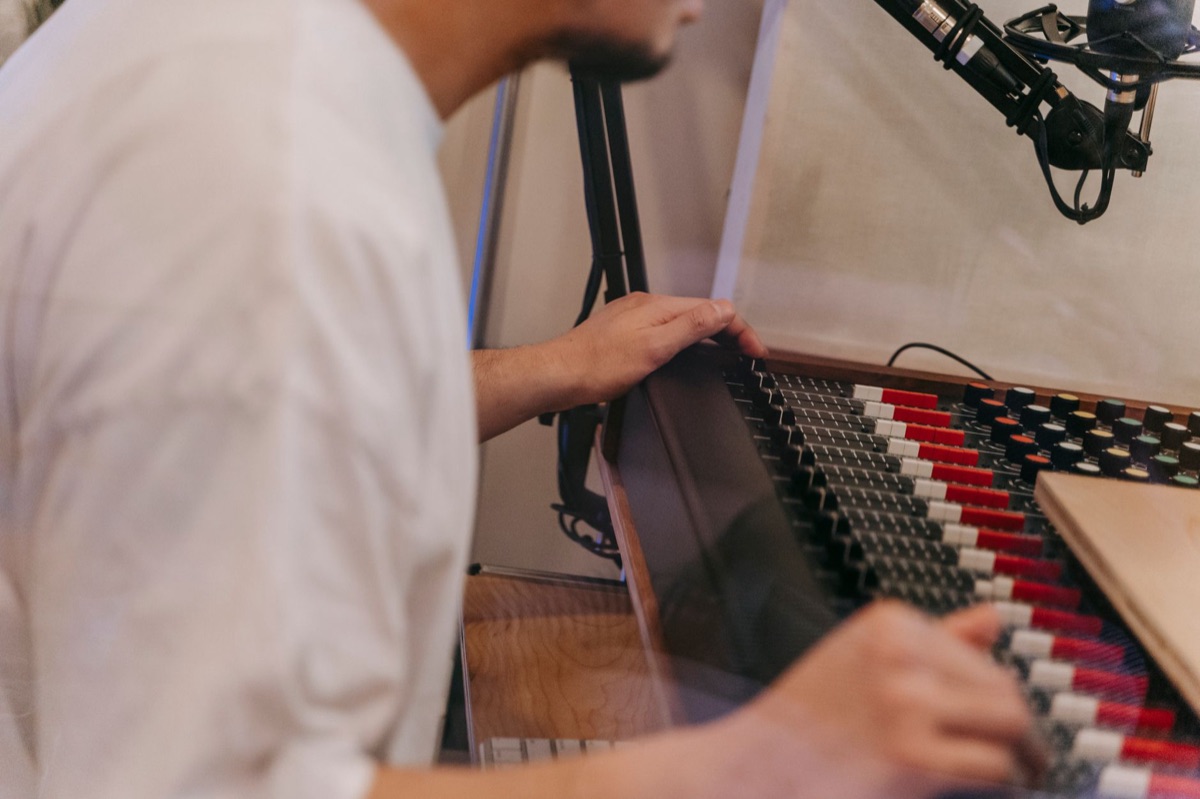 Micrófono profesional en un estudio de grabación