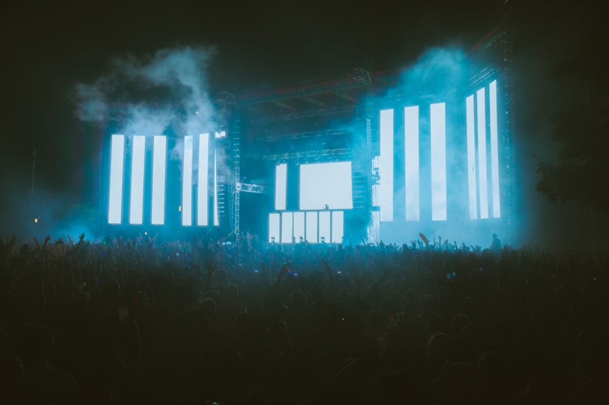 Luces de escenario en un concierto de K-pop