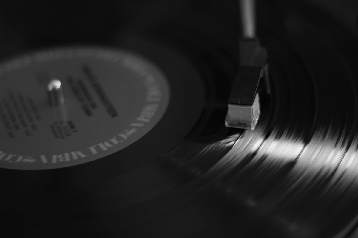 Disque vinyle qui tourne sur une platine