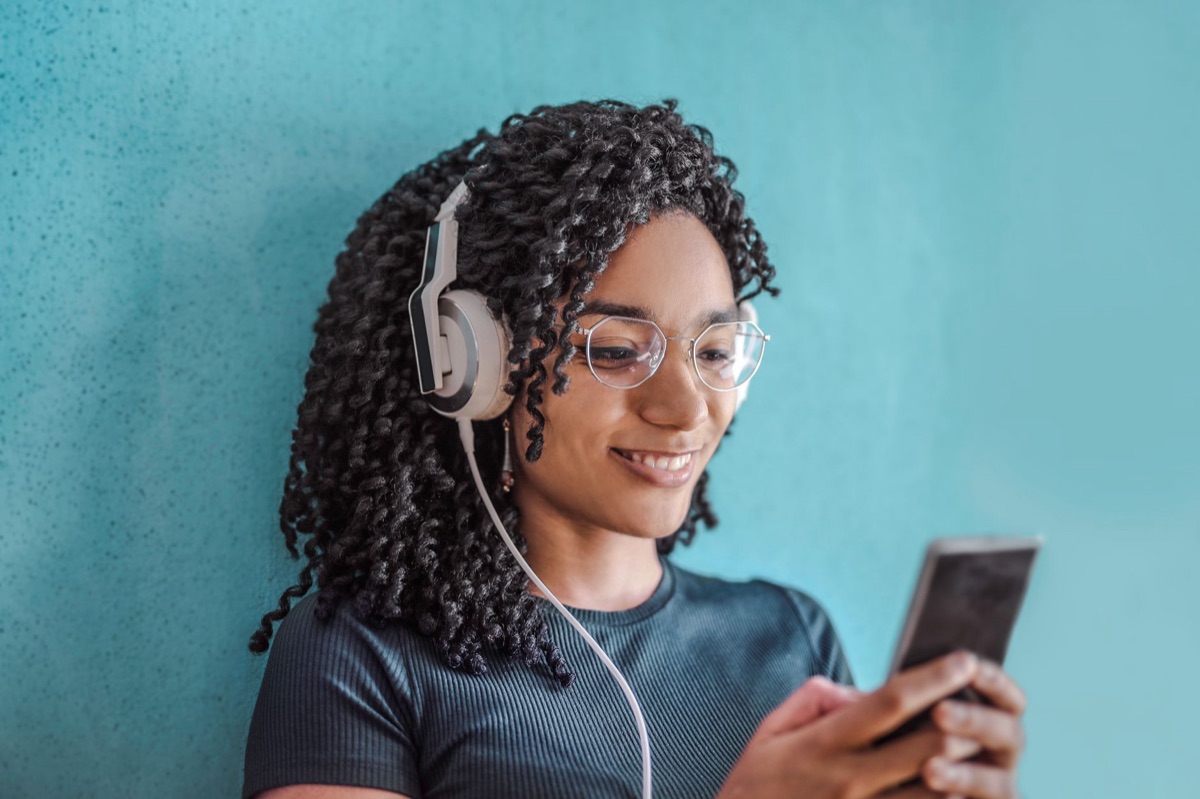 smartphone con applicazione di streaming musicale
