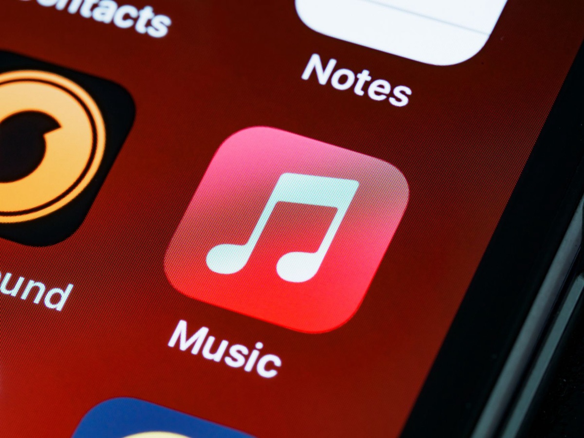 Smartphone met muziekstreaming app