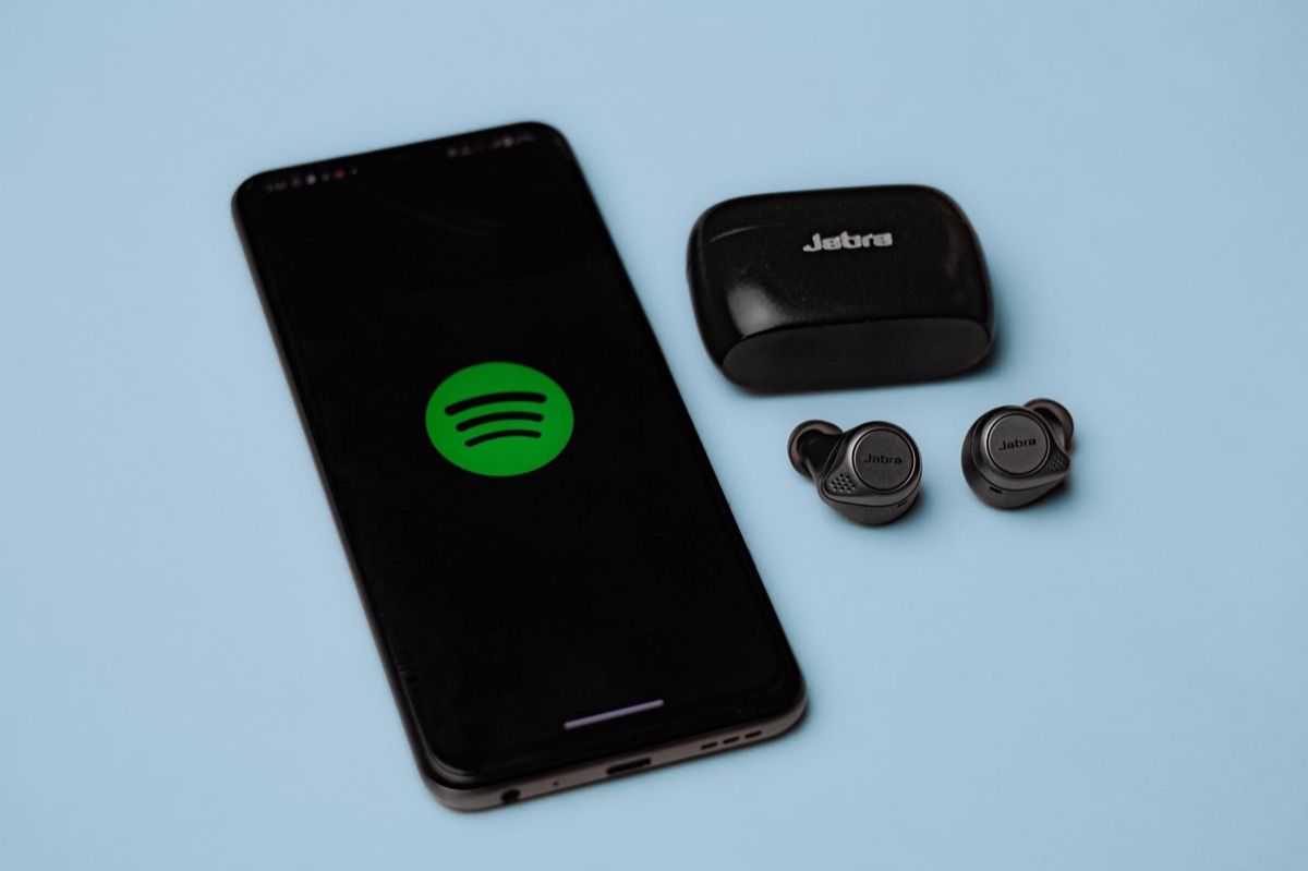 Interface de aplicativo de música em um smartphone.